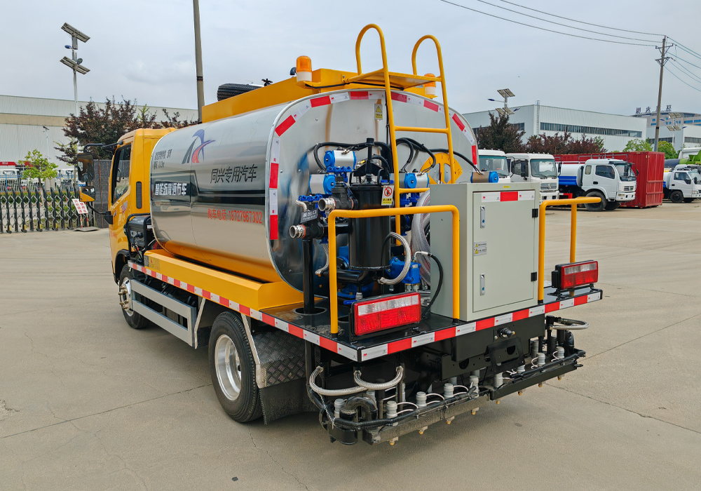 4.5噸東風藍牌瀝青灑布車