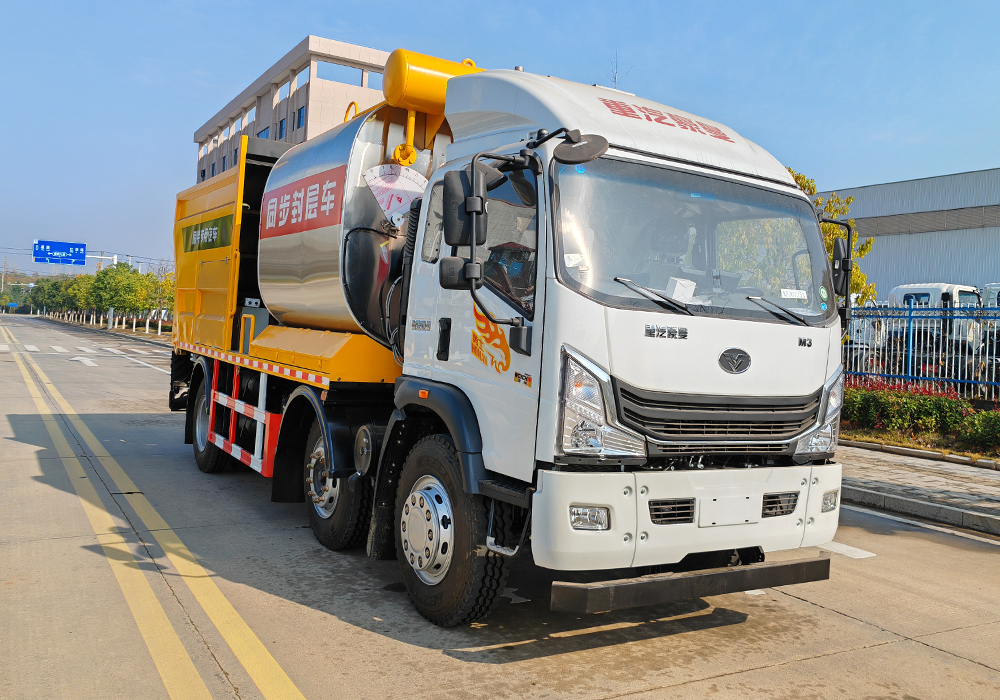 重汽豪曼小三軸（6+8）瀝青同步碎石封層車