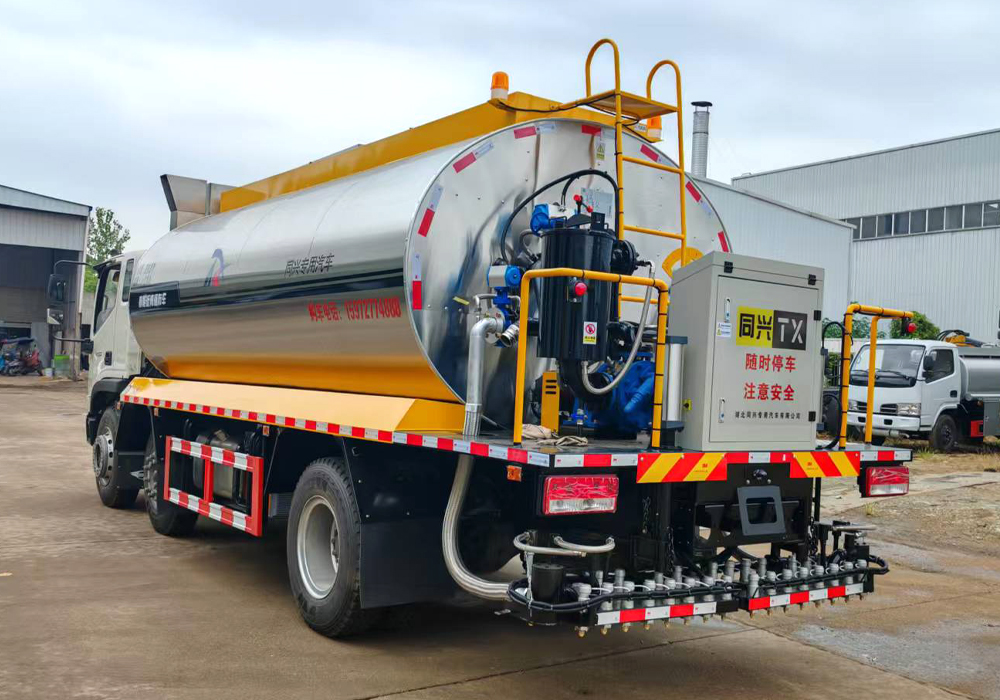 15方福田三軸(輔機(jī))智能瀝青灑布車(chē)